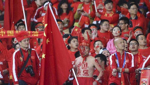 　　但是影片的别的一个隐文本则是莎士比亚的《狂风雨》，这不但表现在影片开首的主要台词：狂风雨要来了。